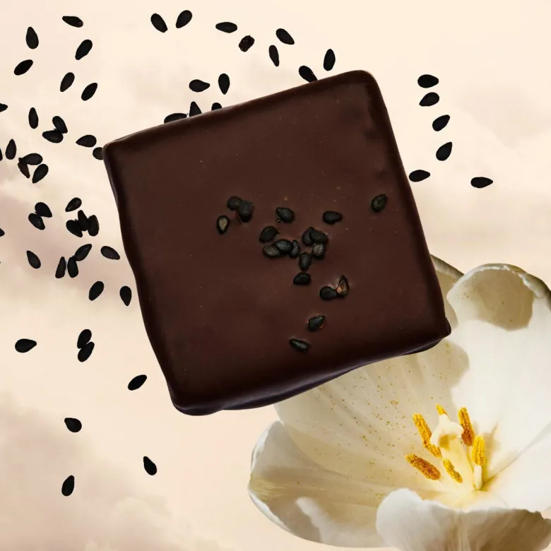 Black Sesame & Chaï nut butter chocolate box