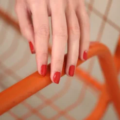 GREEN NAIL LACQUER POPPY RED