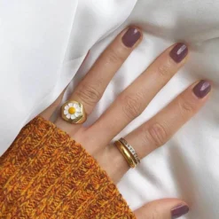 Green Nail Lacquer Rose Mountbatten